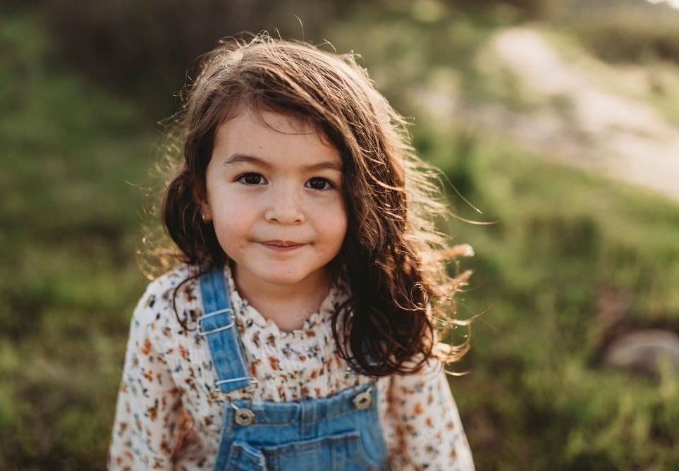 Enfant à la mode avec des boucles d’oreilles Enfant à la mode avec des boucles d'oreilles