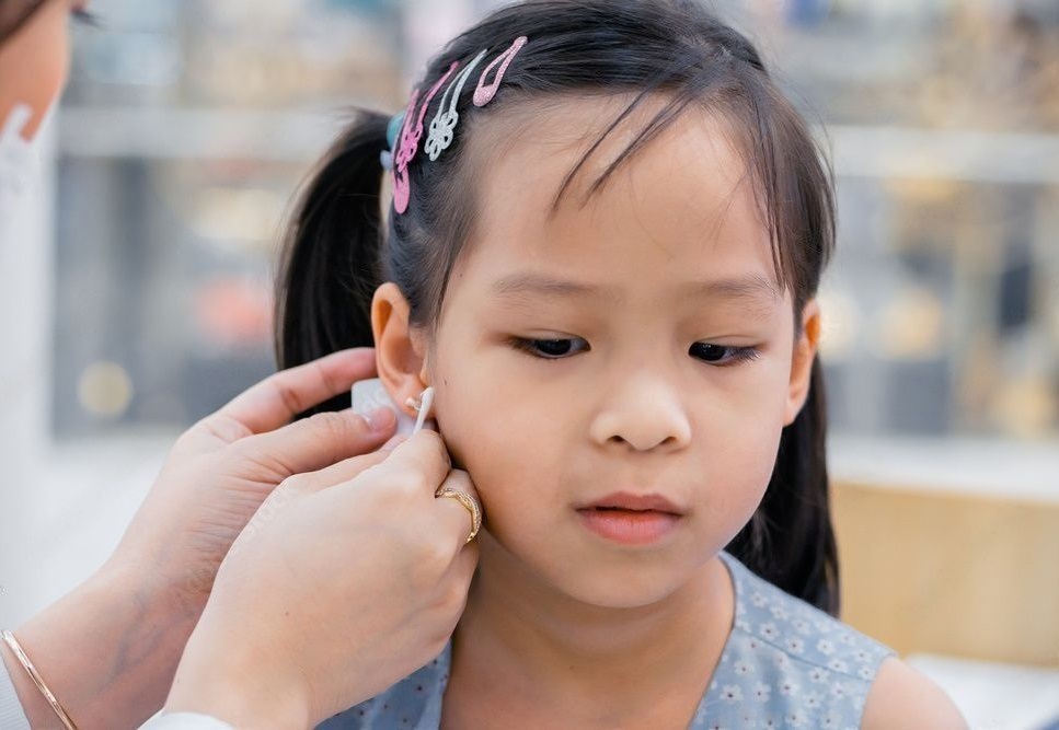 Percage des oreilles d'enfant