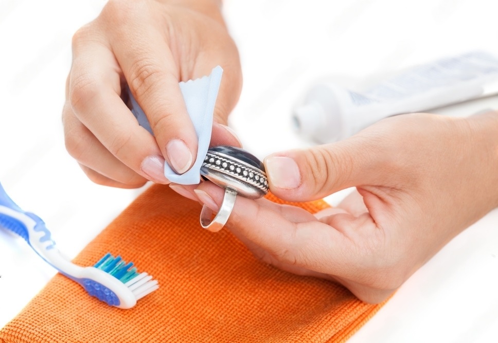 nettoyer-boucles-oreilles-argent (1)